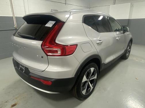 2025 Volvo XC40 B5 Plus Bright Theme