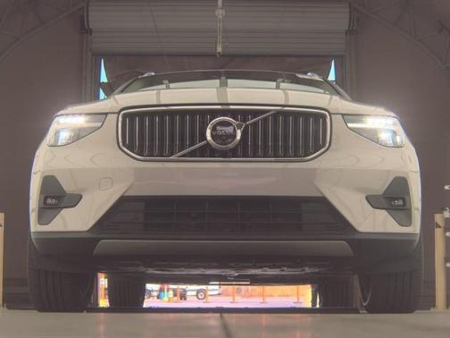 2025 Volvo XC40 B5 Plus Bright Theme