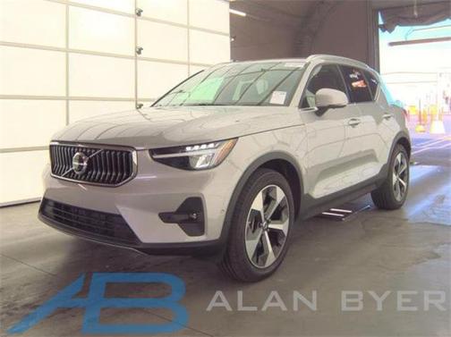 2025 Volvo XC40 B5 Plus Bright Theme