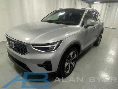 2025 Volvo XC40 B5 Plus Bright Theme
