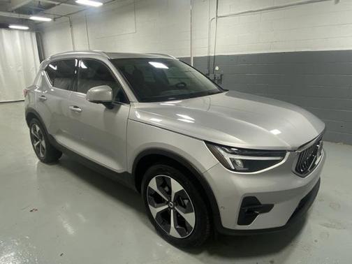 2025 Volvo XC40 B5 Plus Bright Theme