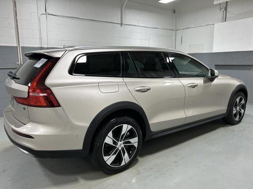 2024 Volvo V60 Cross Country B5 Plus