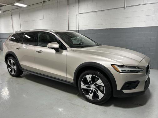 2024 Volvo V60 Cross Country B5 Plus