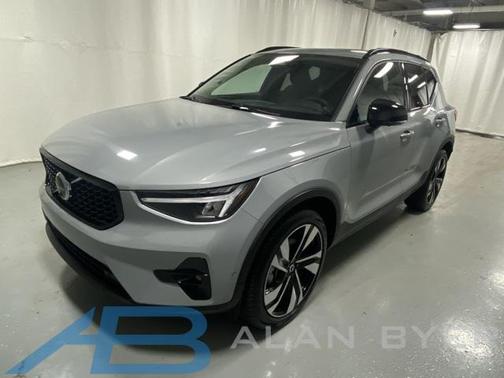 2025 Volvo XC40 B5 Plus Dark Theme