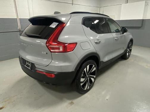 2025 Volvo XC40 B5 Plus Dark Theme