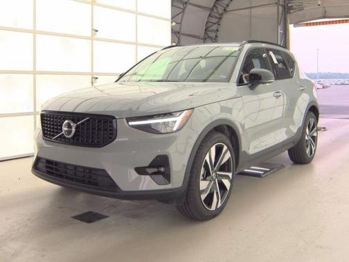 2025 Volvo XC40 B5 Plus Dark Theme