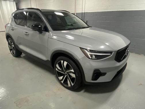 2025 Volvo XC40 B5 Plus Dark Theme