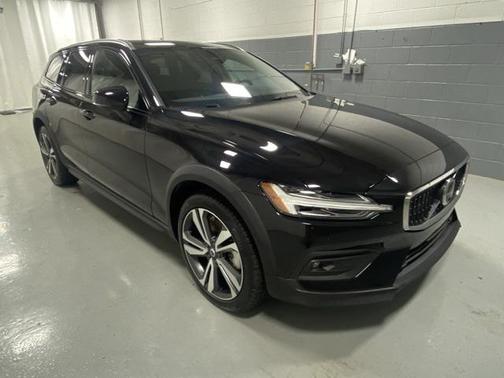 2025 Volvo V60 Cross Country B5 Plus