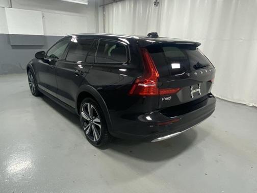 2025 Volvo V60 Cross Country B5 Plus