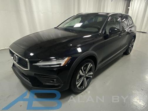 2025 Volvo V60 Cross Country B5 Plus