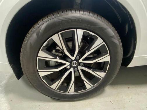 Crystal White Metallic 2025 Volvo XC60 B5 Plus