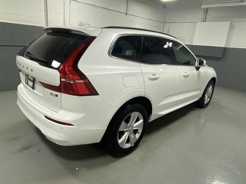 2022 Volvo XC60 B5 Momentum