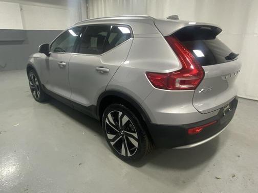 2025 Volvo XC40 B5 Plus Bright Theme