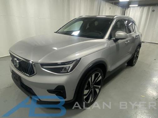 2025 Volvo XC40 B5 Plus Bright Theme