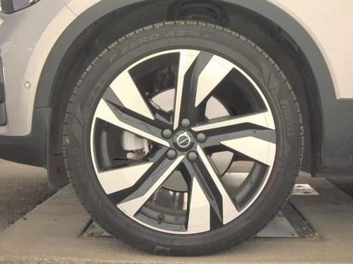 2025 Volvo XC40 B5 Plus Bright Theme