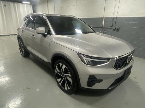 2025 Volvo XC40 B5 Plus Bright Theme