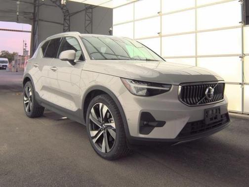 2025 Volvo XC40 B5 Plus Bright Theme