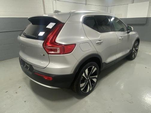 2025 Volvo XC40 B5 Plus Bright Theme