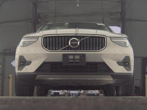 2025 Volvo XC40 B5 Plus Bright Theme