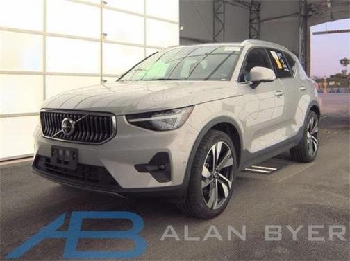 2025 Volvo XC40 B5 Plus Bright Theme