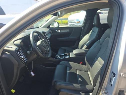 2025 Volvo XC40 B5 Plus Bright Theme