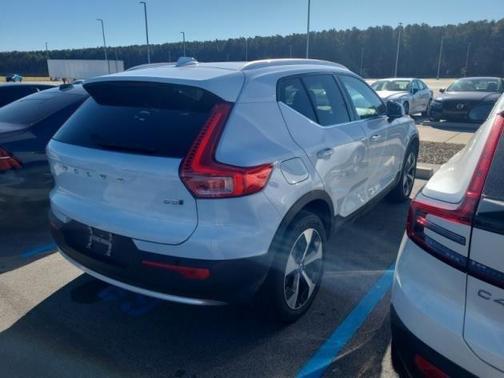2025 Volvo XC40 B5 Core Bright Theme