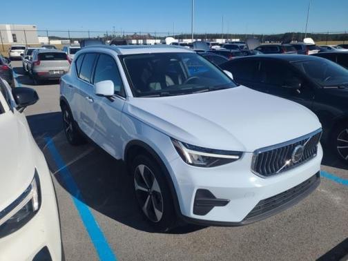 2025 Volvo XC40 B5 Core Bright Theme