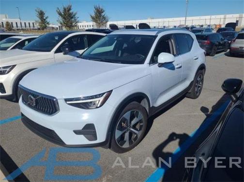 2025 Volvo XC40 B5 Core Bright Theme