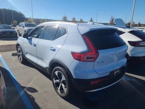 2025 Volvo XC40 B5 Core Bright Theme