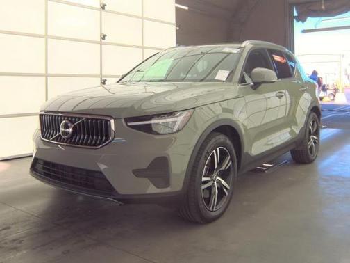 2025 Volvo XC40 B5 Core Bright Theme