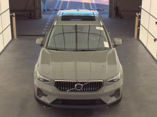 2025 Volvo XC40 B5 Core Bright Theme
