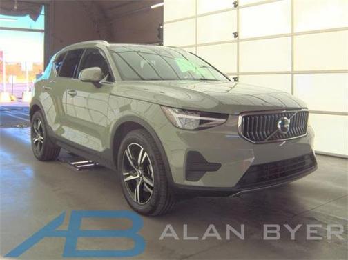 2025 Volvo XC40 B5 Core Bright Theme