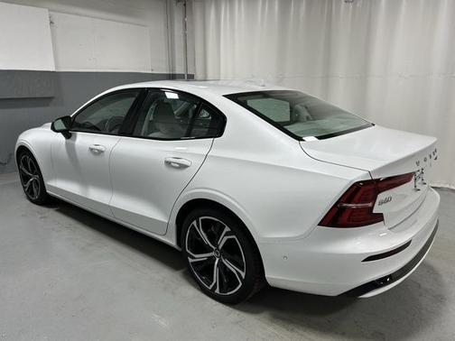 2024 Volvo S60 B5 Plus Dark Theme
