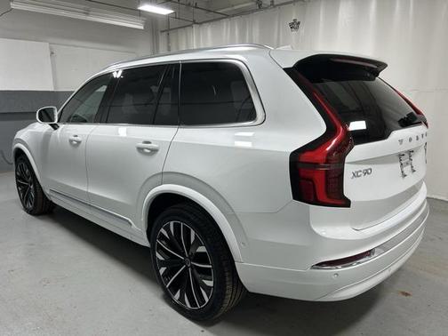 2025 Volvo XC90 B5 Plus 7-Seater