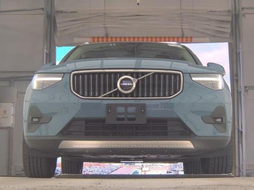 2025 Volvo XC40 B5 Plus Bright Theme