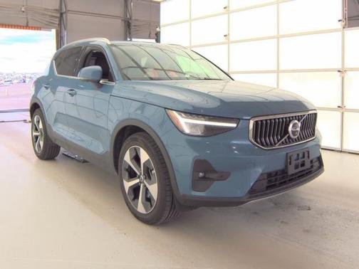 2025 Volvo XC40 B5 Plus Bright Theme