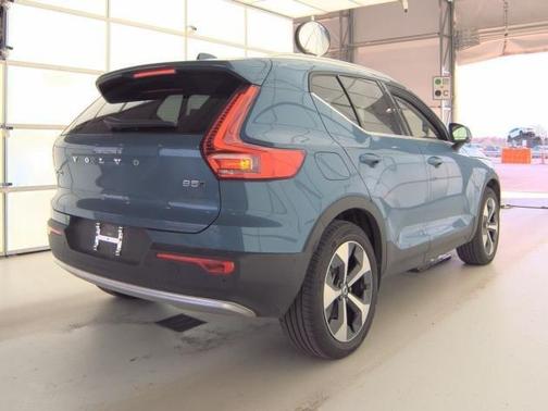 2025 Volvo XC40 B5 Plus Bright Theme