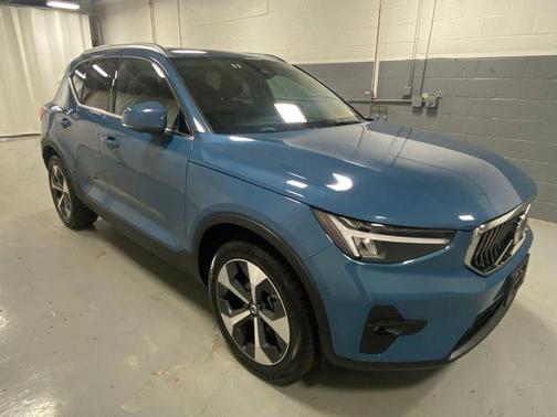 2025 Volvo XC40 B5 Plus Bright Theme