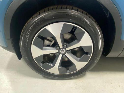 2025 Volvo XC40 B5 Plus Bright Theme