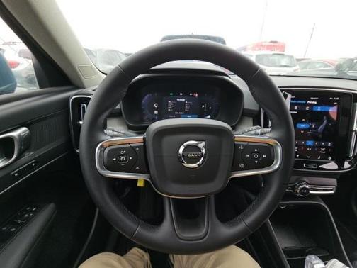 2025 Volvo XC40 B5 Plus Bright Theme