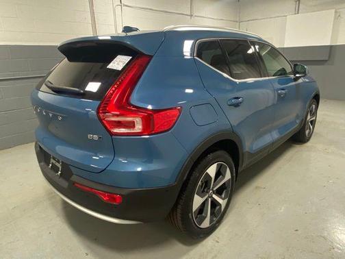 2025 Volvo XC40 B5 Plus Bright Theme