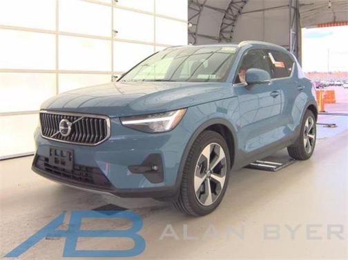 2025 Volvo XC40 B5 Plus Bright Theme