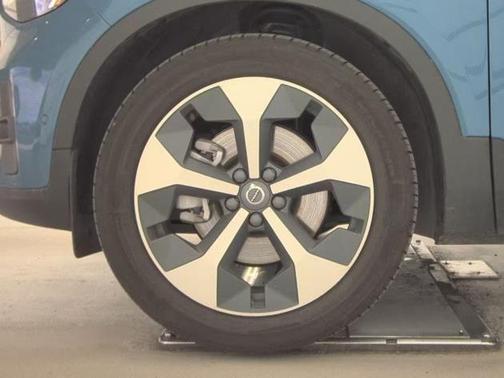 2025 Volvo XC40 B5 Plus Bright Theme