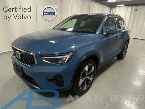 2025 Volvo XC40 B5 Plus Bright Theme