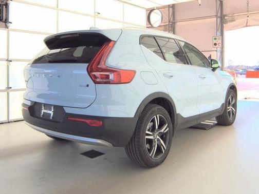 2025 Volvo XC40 B5 Core Bright Theme