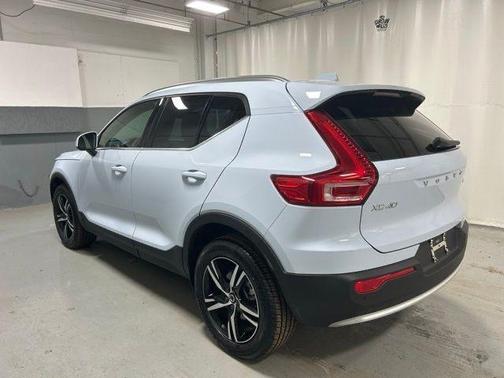 Cloud 2025 Volvo XC40 B5 Core Bright Theme