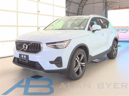 2025 Volvo XC40 B5 Core Bright Theme