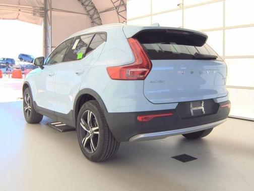 2025 Volvo XC40 B5 Core Bright Theme