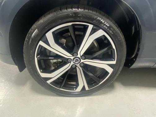 2024 Volvo XC60 Recharge Plug-In Hybrid T8 Ultimate Dark Theme