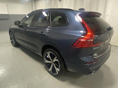 2024 Volvo XC60 Recharge Plug-In Hybrid T8 Ultimate Dark Theme